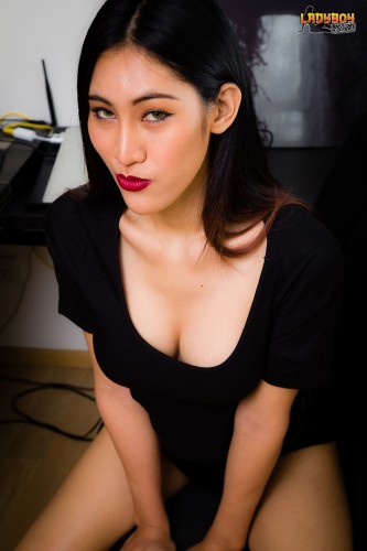 Stunning Yuki Strokes Her Cock